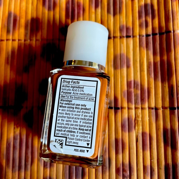 Neutrogena Skin Clearing Oil-Free Makeup - Picture 2 of 4